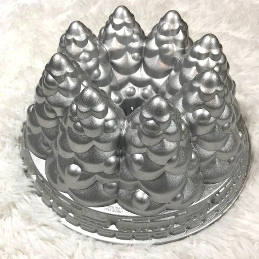 NWOT Nordic Ware Holiday Tree Bundt Non-Stick Pan